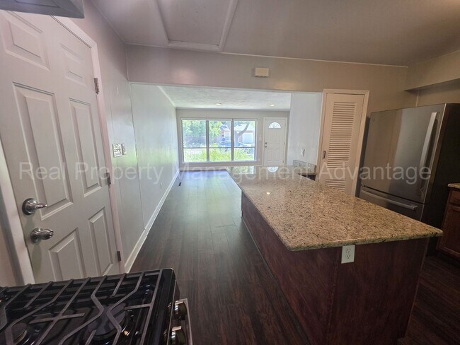 Building Photo - Updates Everywhere! 2/3 Bedrooms in Oak Park