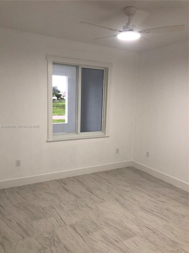 Building Photo - 4568 Golfview Blvd