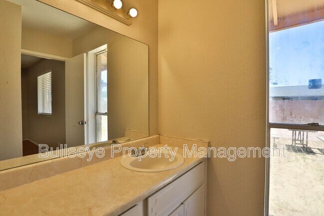 Building Photo - 331 W Pinon Ave