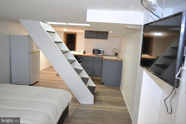 Building Photo - 1226 W Cross St