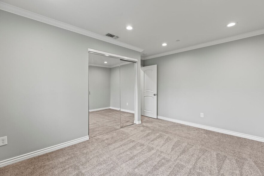 Building Photo - 1096 Canyon View Dr