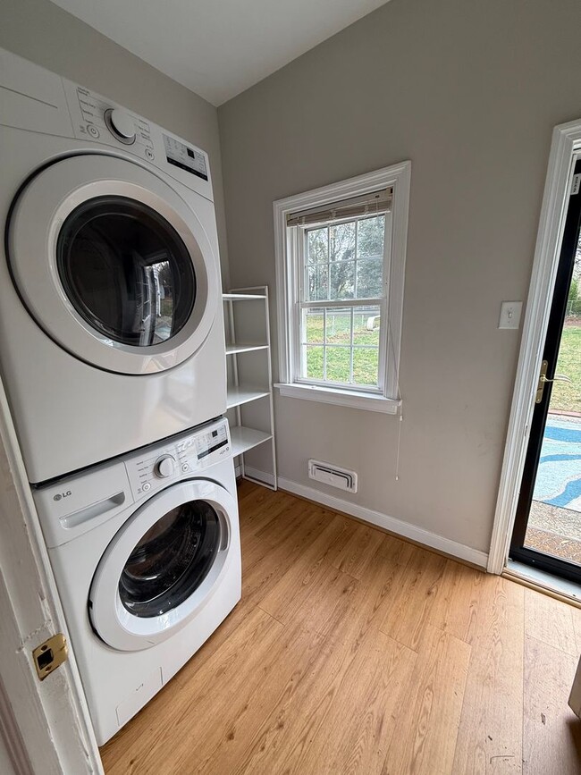 Building Photo - Three Bedroom Two Bath Home in Ridgeview/Parham & Ridge Area. Available in December!