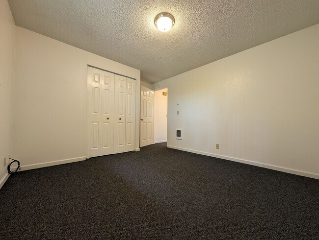 Building Photo - Nice 2 Bedroom, 1-Bath Duplex In Thurston Area of Springfield!