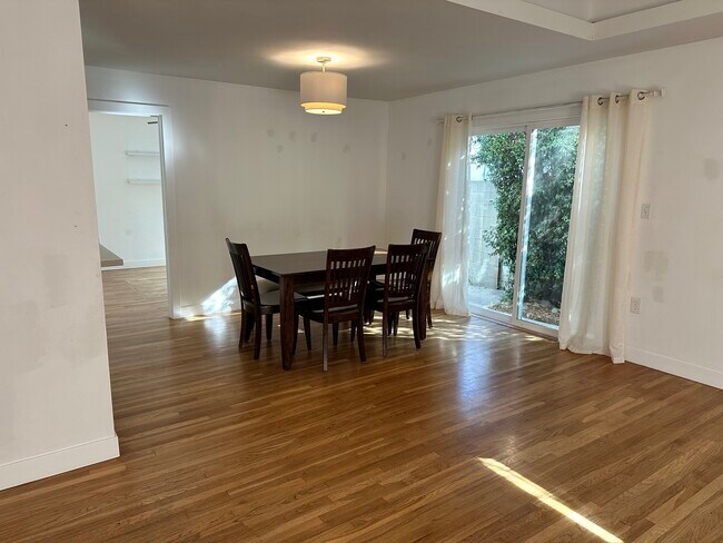 Building Photo - 3102 E Vanowen Ave