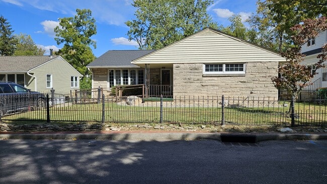 Building Photo - 509 S Swain Ave