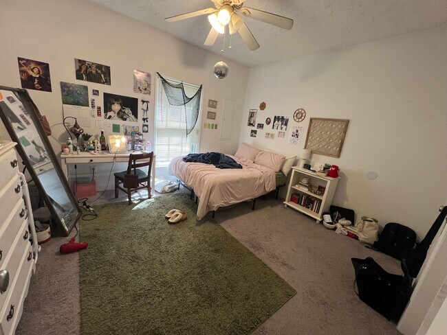 Building Photo - 4 Bedroom/4 Bathroom House!