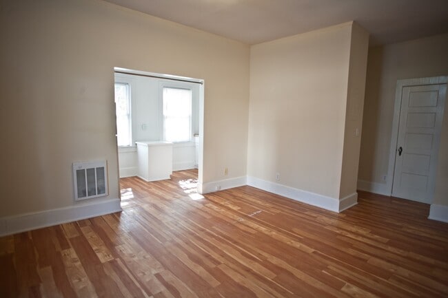 Building Photo - Adorable studio apartment, walk to UNC and downtown! Utilities included!