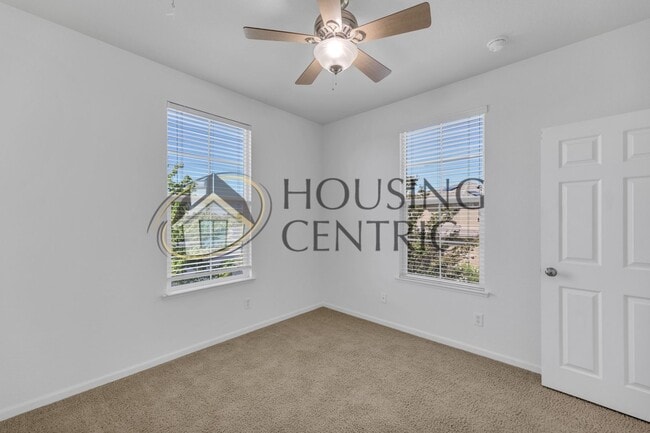 Building Photo - Beautiful Executive Home w/ Pool on 1/2 Ac...