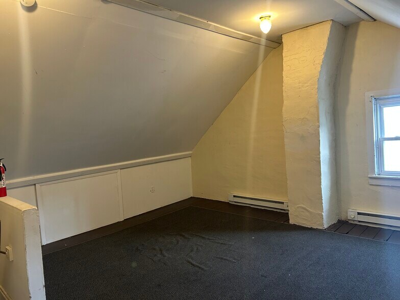 Building Photo - 604 E 5th St