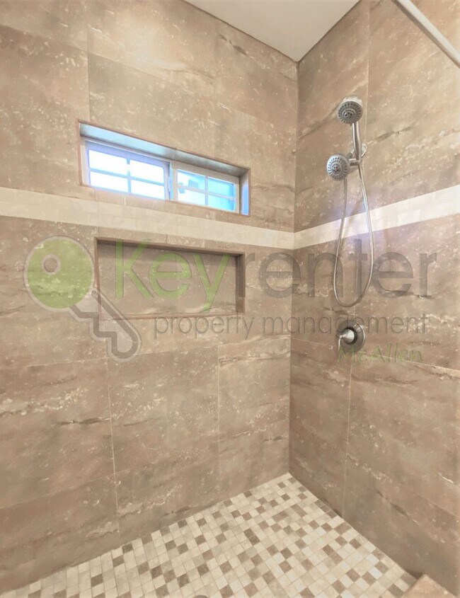 Building Photo - Beautiful 4 Bedroom- 3.5 Bathroom Home in Alamo, TX