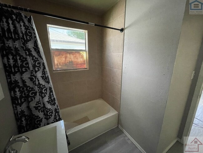 Building Photo - 1315 SW E Ave