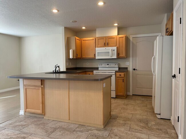 Building Photo - 4 bed, 2.5 ba - Golf Course living in Horn Rapids