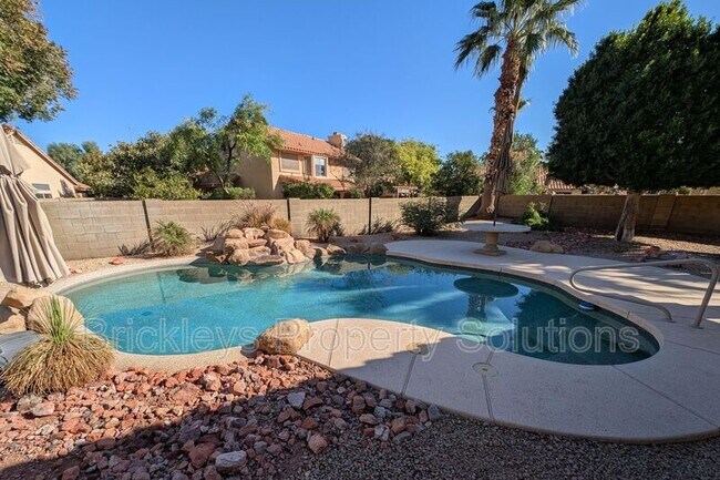 Building Photo - 2340 W Myrtle Dr