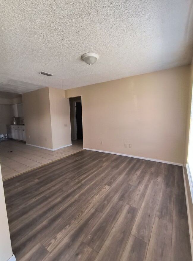 Building Photo - Spacious 3-Bedroom 2 Bathroom Apartment fo...