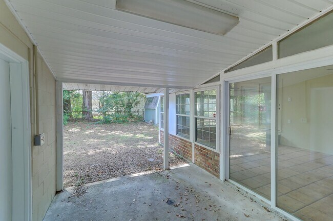 Building Photo - Renovated Brick Ranch!