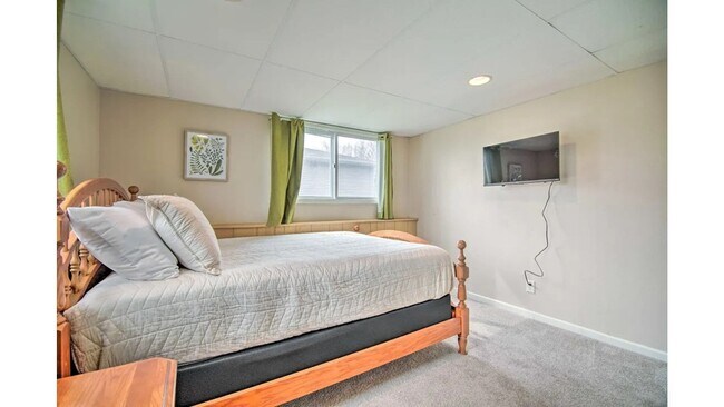 Building Photo - Beautiful Home at Silver Lake