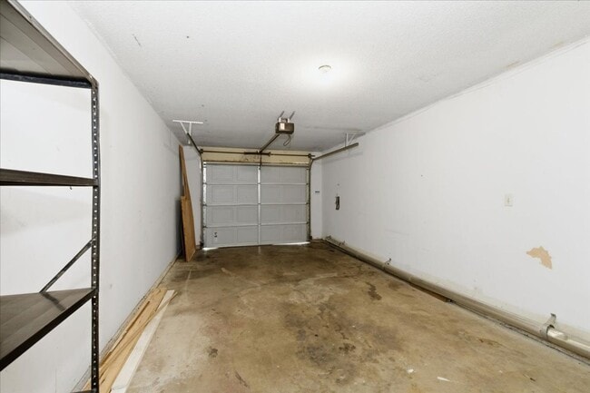 Building Photo - Prime Location for Busy Med Students