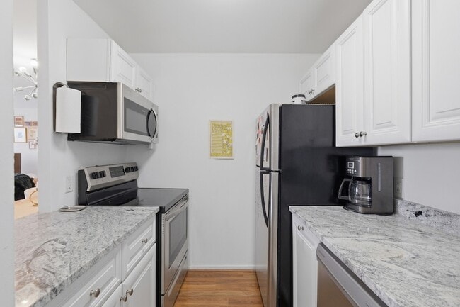Building Photo - 4343 N Clarendon Ave