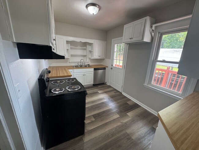 Building Photo - Move in Special!!!! 3/1 Home with bonus room!