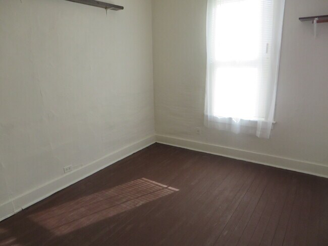 Building Photo - Large Three Bedroom, 1.5 Bathroom Home hal...