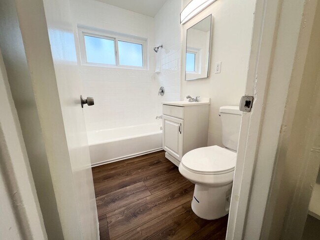 Building Photo - 1 Bed 1 Bath Pacific Beach Apartments
