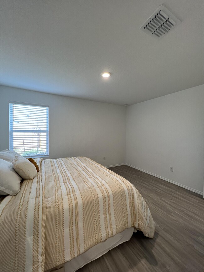 Building Photo - 8523 Grosbeak Cv