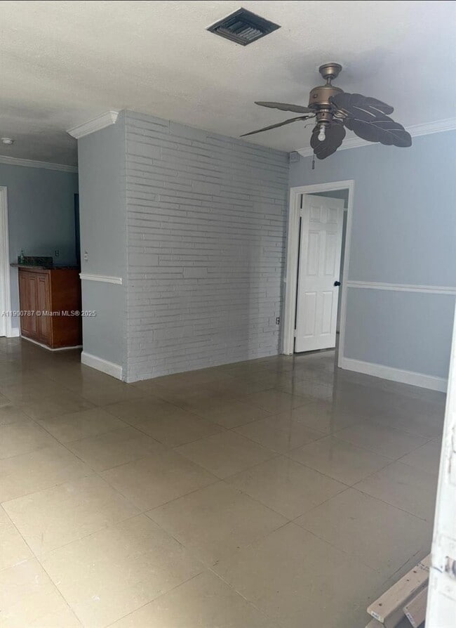 Building Photo - 2401 Largo Dr