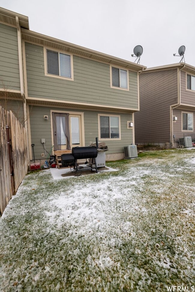 Building Photo - Spacious Vernal Townhome