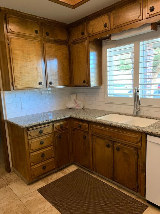 Building Photo - 3 Bedroom 2 Bath Home