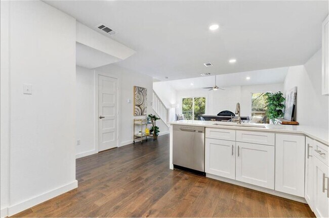 Building Photo - 6712 Hart Ln