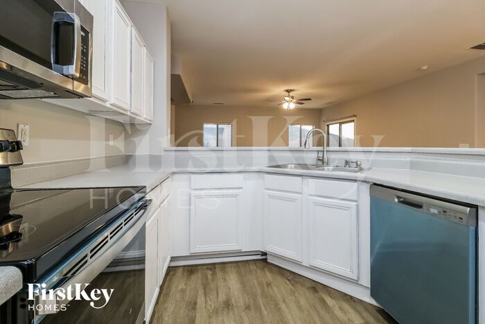 Building Photo - 601 W Elm Ln