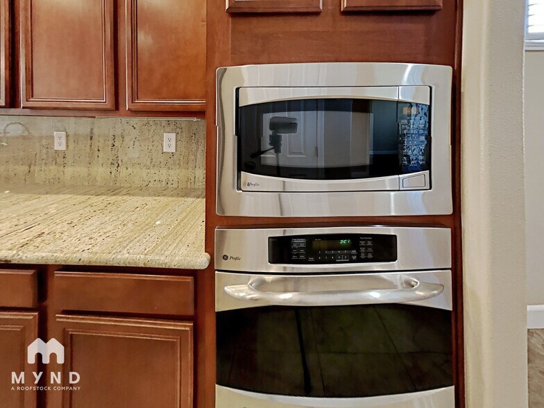 Building Photo - 5757 Meadow Park Dr