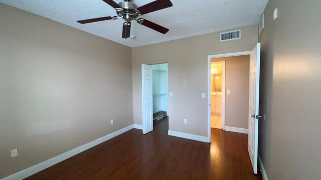 Building Photo - 7950 N Nob Hill Rd