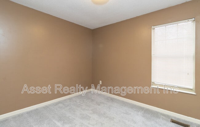 Building Photo - 1405 Wenlock Rd