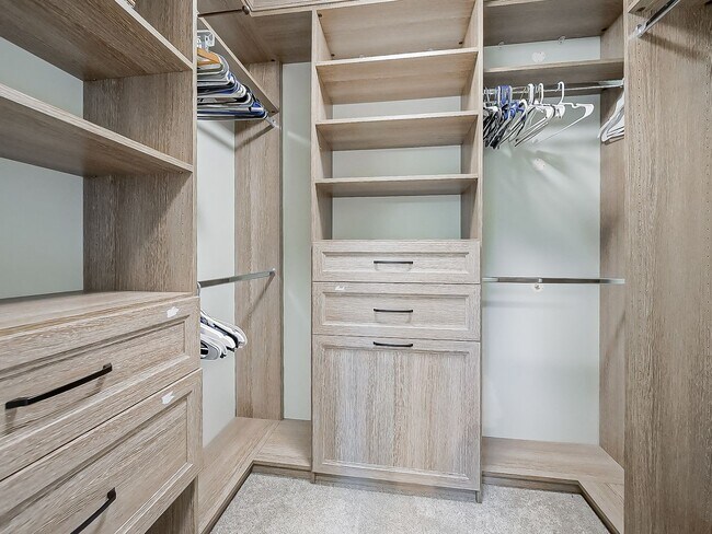 Building Photo - AVAILABLE NOW! Sun-Filled 3-Bed, 2.5-Bath Home with Golf Course Views in Bloomfield Hills