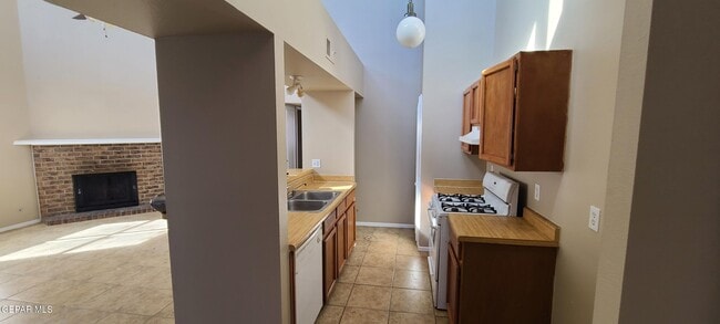 Building Photo - 1551 Common Dr