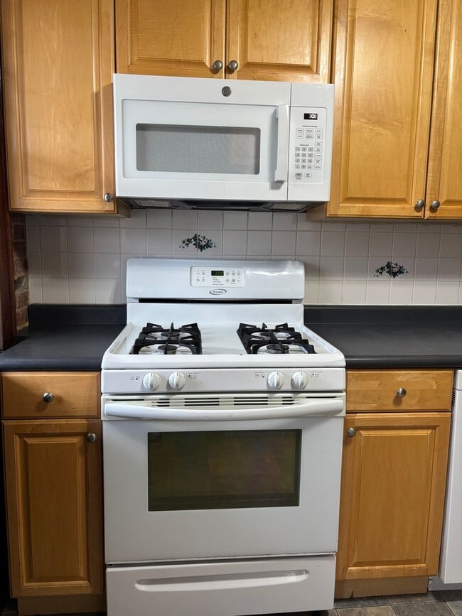 Building Photo - Completedly Remodeled 2+ Bedroom Home