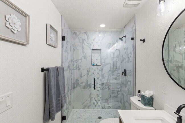 Building Photo - 9211 Highland Pl