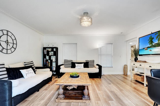 Building Photo - 311 SE 3rd Ave