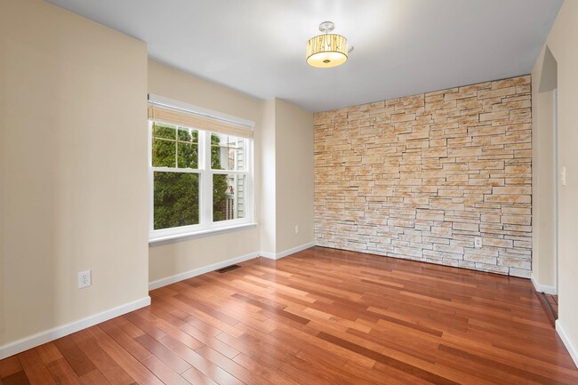 Building Photo - 13 Taconic St