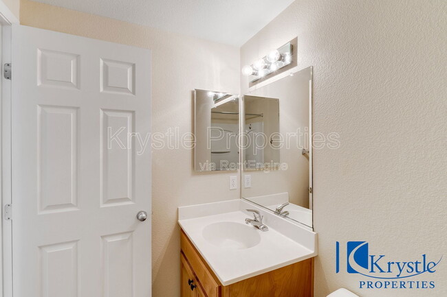 Building Photo - 664 Julmar Cir