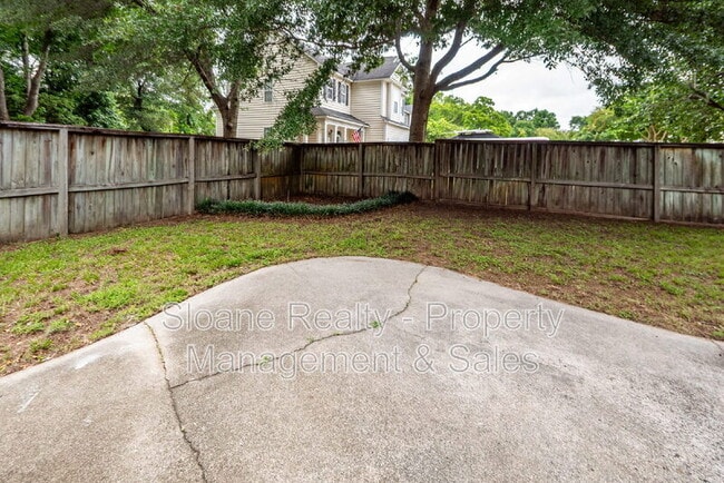 Building Photo - 1584 Kentwood Cir
