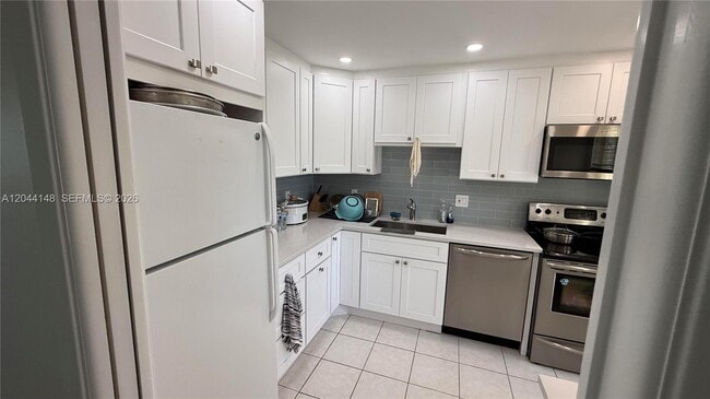 Building Photo - 2901 S Palm Aire Dr