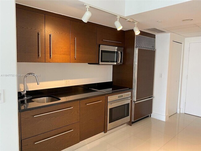 Building Photo - 475 Brickell Ave