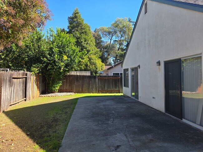 Building Photo - 203 Catalpa Ln