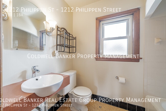 Building Photo - 1212 Philippen St