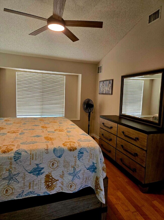 Building Photo - 4/2 Pool Home with pool service included