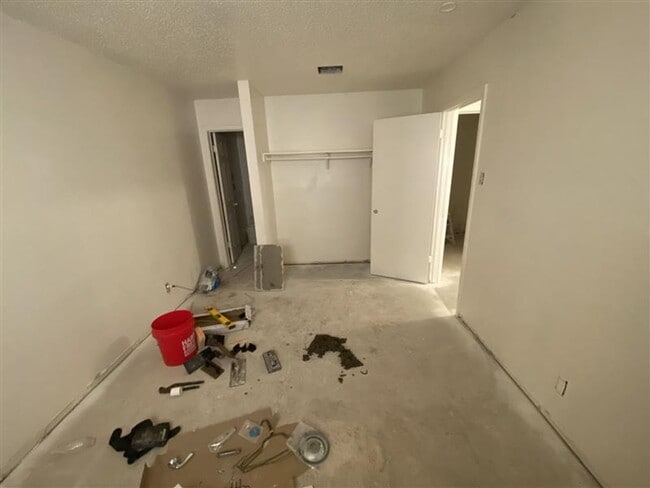 Building Photo - Cute 3/2 duplex with a garage