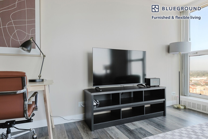 Building Photo - 5600 N Sheridan Rd