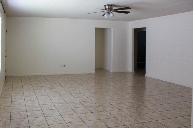 Building Photo - 16945 Scenic Knoll